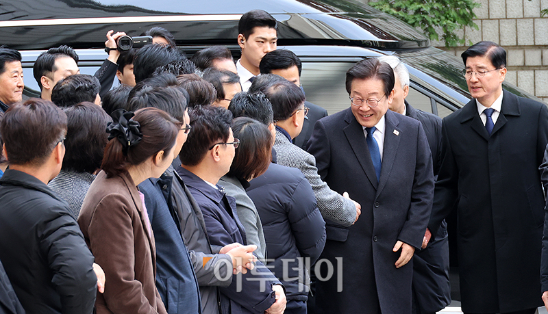 ▲위증교사 혐의로 재판을 받는 이재명 더불어민주당 대표가 25일 서울 서초구 중앙지방법원에서 공판에 출석하고 있다. 사진공동취재단