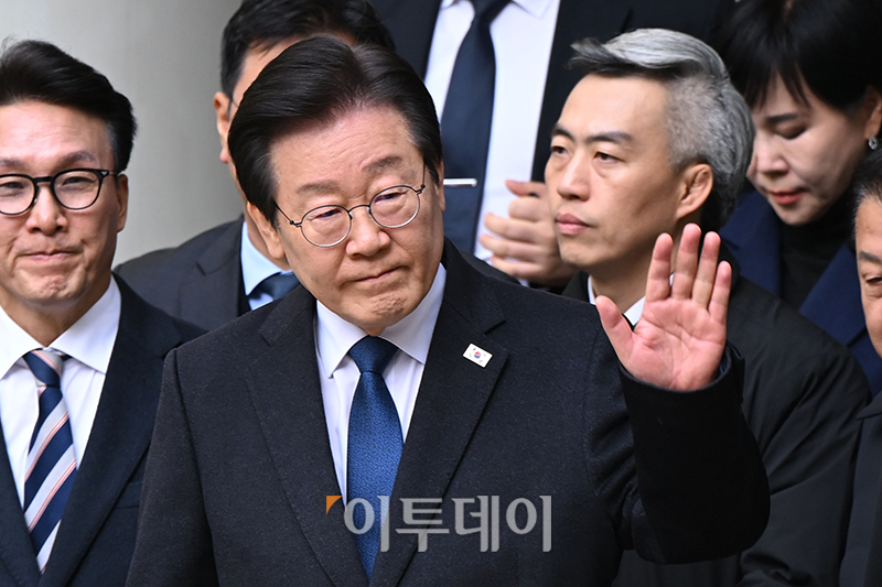 ▲이재명 더불어민주당 대표가 25일 서울 서초구 중앙지방법원에서 위증교사 혐의 재판 1심 선고 무죄 판결을 받은 후 법원을 떠나고 있다. 사진공동취재단