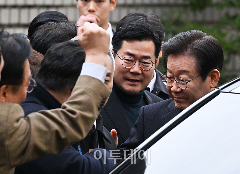 ▲이재명 더불어민주당 대표가 25일 서울 서초구 중앙지방법원에서 위증교사 혐의 재판 1심 선고 무죄 판결을 받은 후 법원을 떠나고 있다. 사진공동취재단