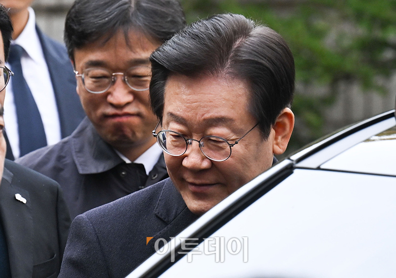 ▲이재명 더불어민주당 대표가 25일 서울 서초구 중앙지방법원에서 위증교사 혐의 재판 1심 선고 무죄 판결을 받은 후 법원을 떠나고 있다. 사진공동취재단