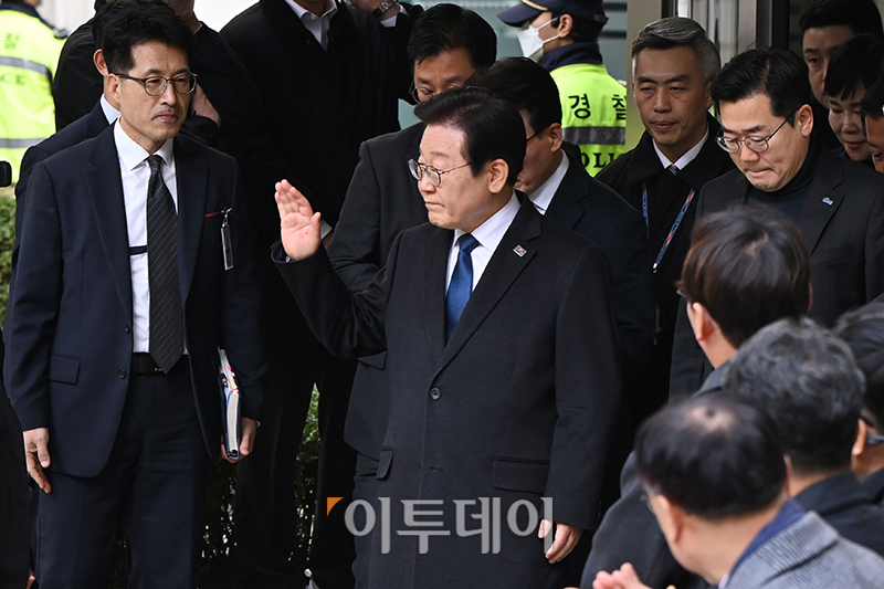 ▲이재명 더불어민주당 대표가 25일 서울 서초구 중앙지방법원에서 위증교사 혐의 재판 1심 선고 무죄 판결을 받은 후 법원을 떠나고 있다. 사진공동취재단