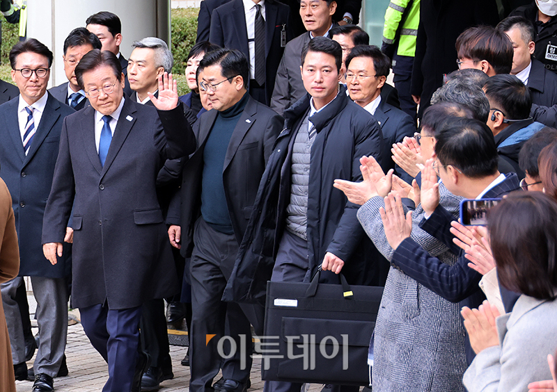 ▲이재명 더불어민주당 대표가 25일 서울 서초구 중앙지방법원에서 위증교사 혐의 재판 1심 선고 무죄 판결을 받은 후 법원을 떠나고 있다. 사진공동취재단