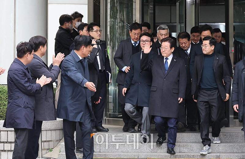 ▲이재명 더불어민주당 대표가 25일 서울 서초구 중앙지방법원에서 위증교사 혐의 재판 1심 선고 무죄 판결을 받은 후 법원을 떠나고 있다. 사진공동취재단