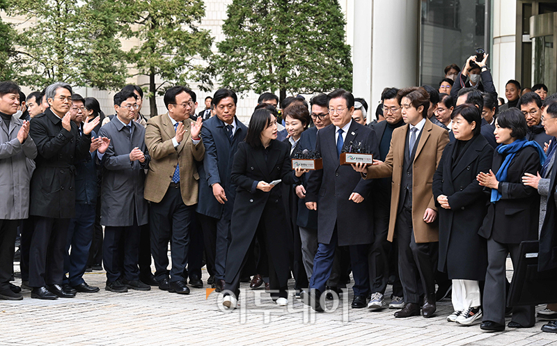 ▲이재명 더불어민주당 대표가 25일 서울 서초구 중앙지방법원에서 위증교사 혐의 재판 1심 선고 무죄 판결을 받은 후 법원을 떠나고 있다. 사진공동취재단