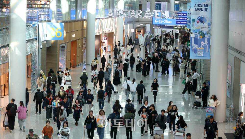 ▲중국이 8일부터 내년 말까지 한국을 무비자 대상국에 포함해 중국 여행 활성화에 대한 기대감이 커지고 있다. 중국이 한국을 무비자 대상국에 포함시킨 것은 1992년 한중 수교 이후 처음이며 아시아 국가 중 유일하다. 5일 인천국제공항 제1여객터미널 면세점이 여행객으로 북적이고 있다.고이란 기자 photoeran@  (이투데이DB)