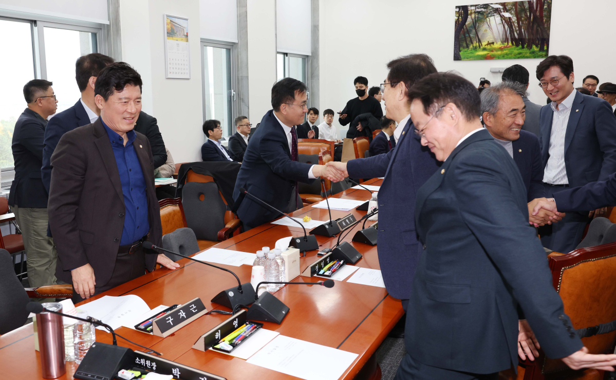 ▲26일 서울 여의도 국회에서 열린 예산결산특별위원회 제7차 예산안등조정소위원회에 앞서 여야 의원들이 인사하고 있다. 신태현 기자 holjjak@