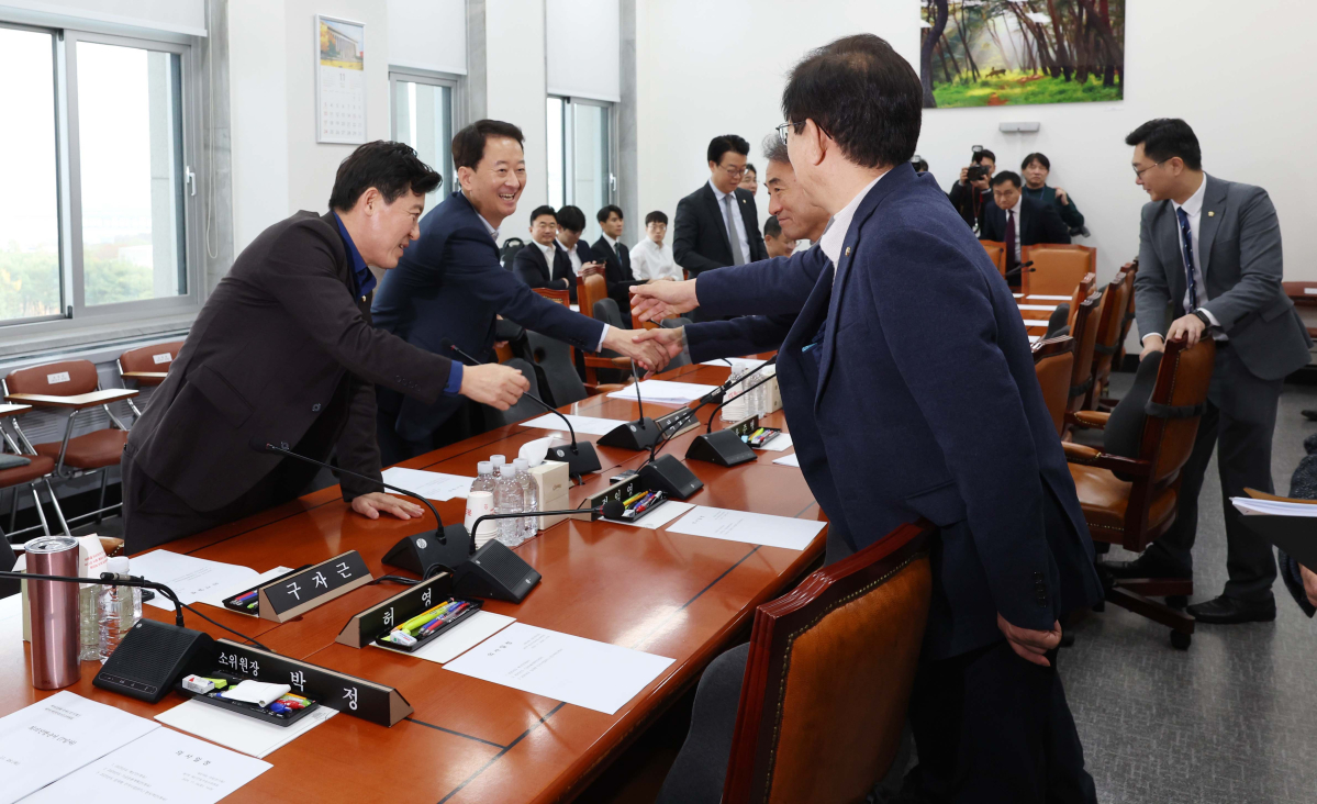 ▲26일 서울 여의도 국회에서 열린 예산결산특별위원회 제7차 예산안등조정소위원회에 앞서 여야 의원들이 인사하고 있다. 신태현 기자 holjjak@