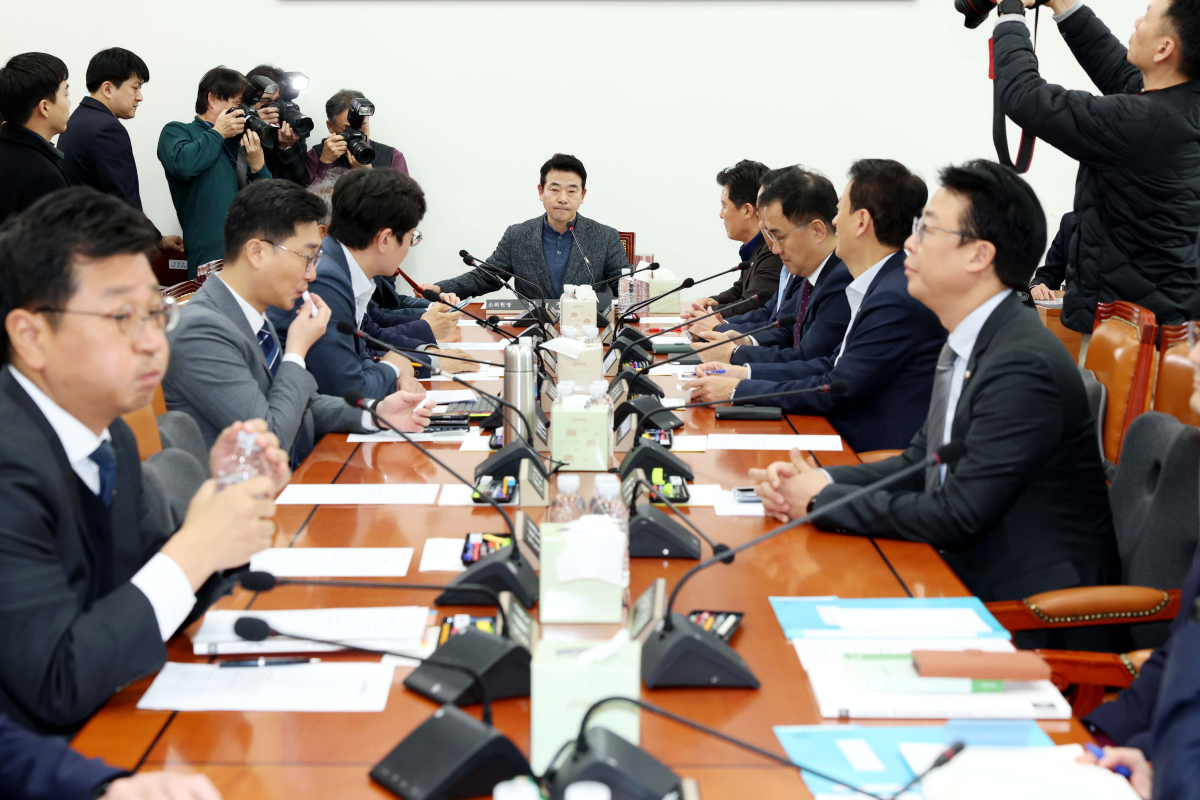 ▲26일 서울 여의도 국회에서 열린 예산결산특별위원회 제7차 예산안등조정소위원회에서 박정 소위원장이 의사봉을 두드리고 있다. 신태현 기자 holjjak@