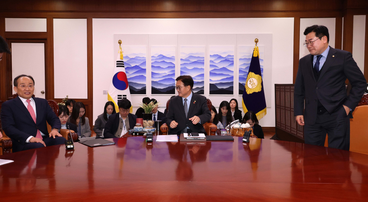 ▲우원식(가운데) 국회의장과 추경호(왼쪽) 국민의힘 원내대표, 박찬대 더불어민주당 원내대표가 26일 서울 여의도 국회의장실에서 회동하고 있다. 신태현 기자 holjjak@