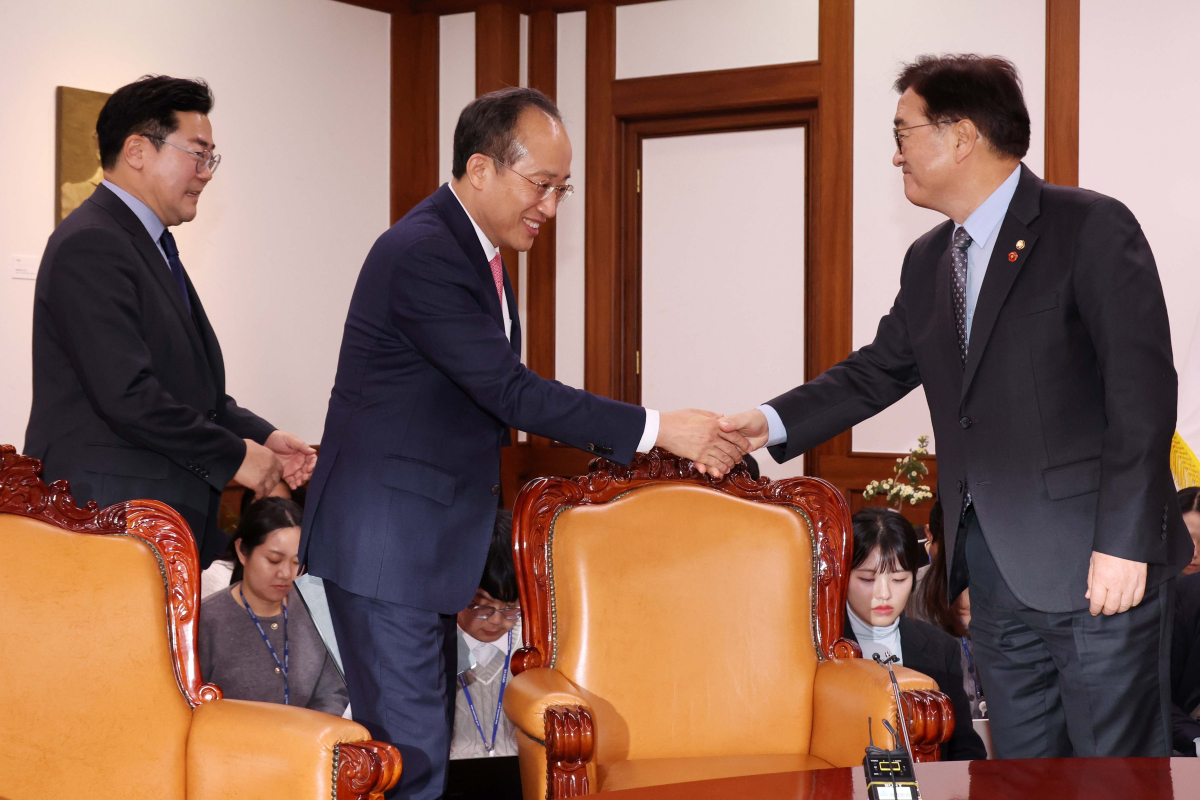 ▲우원식(오른쪽) 국회의장이 26일 서울 여의도 국회의장실에서 추경호(가운데) 국민의힘 원내대표, 박찬대 더불어민주당 원내대표와 회동에 앞서 인사를 나누고 있다. 신태현 기자 holjjak@