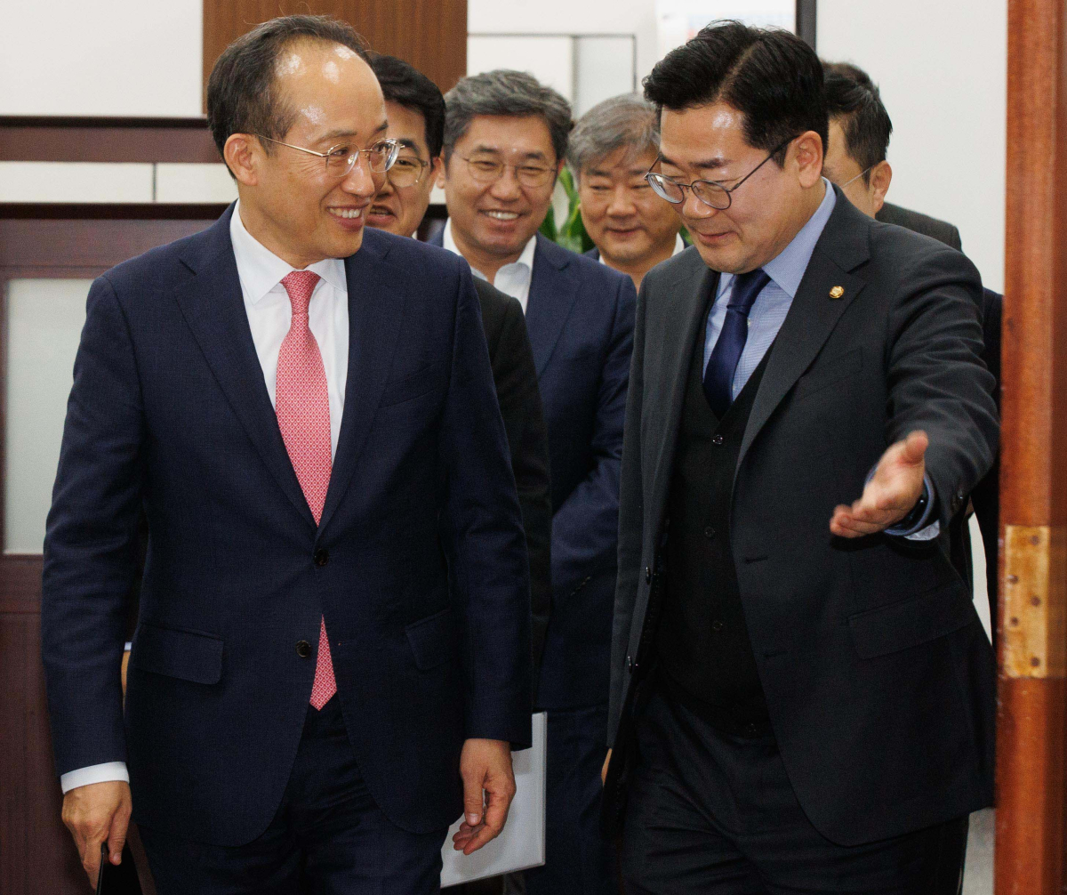 ▲추경호 국민의힘 원내대표, 박찬대 더불어민주당 원내대표가 26일 오후 서울 여의도 국회에서 우원식 국회의장 주재로 열린 양당 원내대표 회동에 참석하고 있다. 신태현 기자 holjjak@