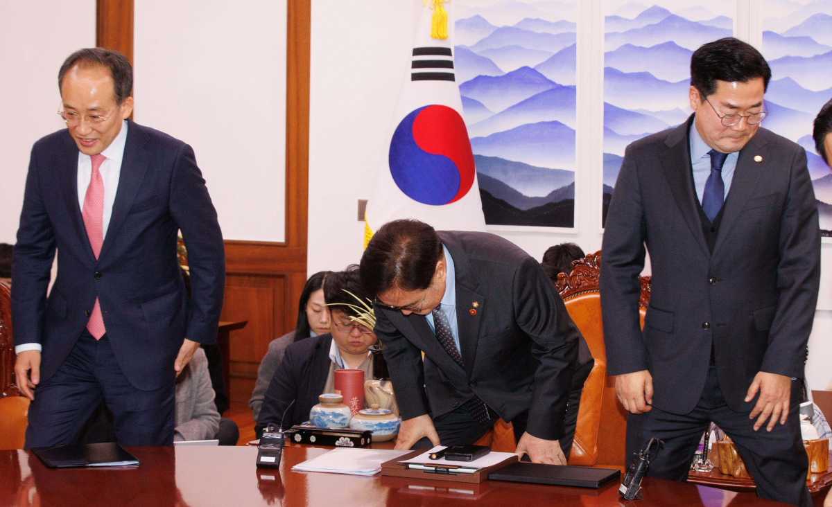 ▲추경호 국민의힘 원내대표(왼쪽부터), 우원식 국회의장, 박찬대 더불어민주당 원내대표가 26일 오후 서울 여의도 국회에서 의장 주재로 열린 양당 원내대표 회동에서 기념촬영을 마치고 자리로 향하고 있다. 신태현 기자 holjjak@