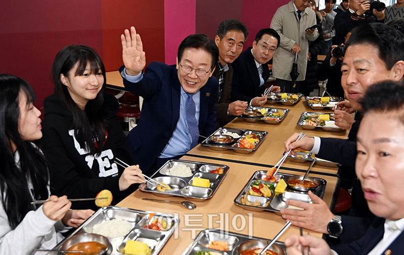 ▲이재명 더불어민주당 대표가 27일 서울 성동구 금호고에서 열린 고교 무상교육을 위한 현장 간담회를 마치고 학생들과 급식을 먹으며 대화하고 있다. 국회사진취재단