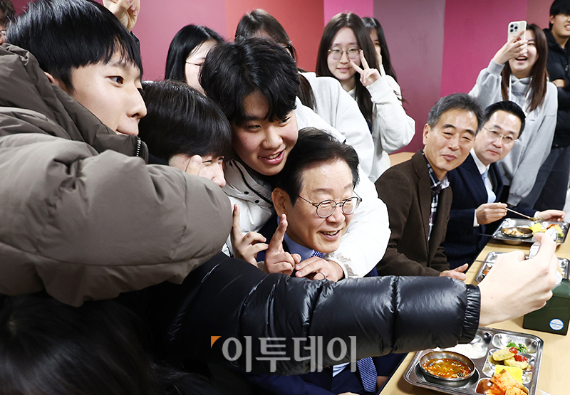 ▲이재명 더불어민주당 대표가 27일 서울 성동구 금호고에서 열린 고교 무상교육을 위한 현장 간담회를 마치고 학생들과 급식을 먹으며 기념촬영을 하고 있다. 국회사진취재단