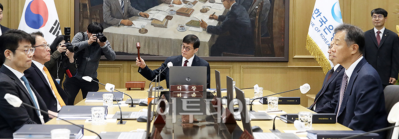 ▲이창용 한국은행 총재가 28일 서울 중구 한국은행에서 열린 금융통화위원회를 주재하며 의사봉을 두드리고 있다. 사진공동취재단