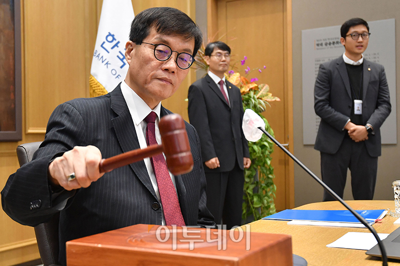 ▲이창용 한국은행 총재가 28일 서울 중구 한국은행에서 열린 금융통화위원회를 주재하며 의사봉을 두드리고 있다. 사진공동취재단