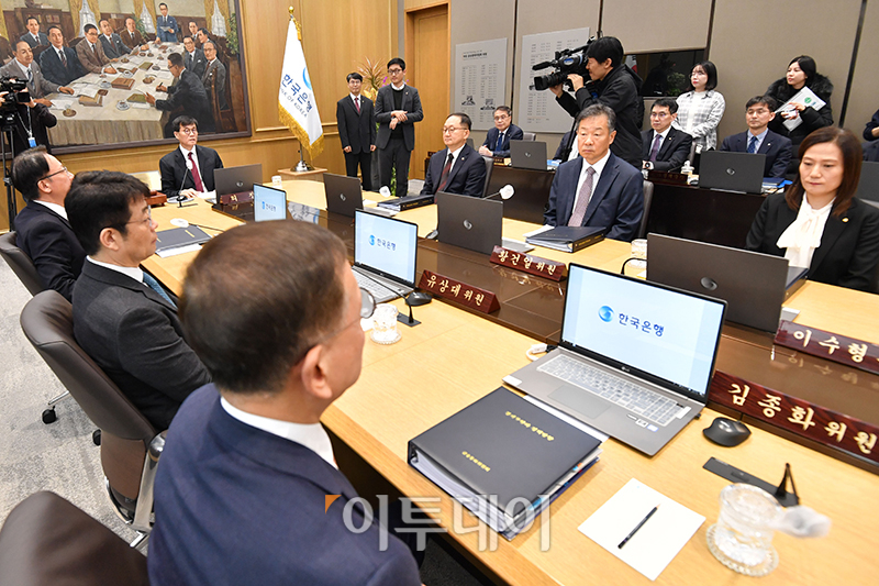 ▲이창용 한국은행 총재가 28일 서울 중구 한국은행에서 열린 금융통화위원회를 주재하고 있다. 사진공동취재단