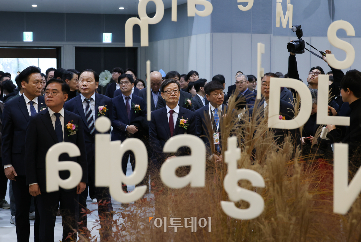 ▲윤진식 코엑스 이사회 의장, 김상한 서울특별시 행정1부시장, 진교훈 강서구청장 등 내빈들이 8일 개관한 서울 강서구 코엑스 마곡 컨벤션센터에서 열린 서울리빙디자인페어 in 마곡에서 전시를 살펴보고 있다. 서울 서부권 최초의 전시컨벤션센터인 코엑스 마곡은 7452㎡ 규모의 전시장과 최대 2200명을 수용할 수 있는 2362㎡ 규모의 르웨스트홀 등 지하 2층부터 5층까지 전시장과 회의실이 층별로 배치된 수직형 구조로 건립됐다. 조현호 기자 hyunho@
