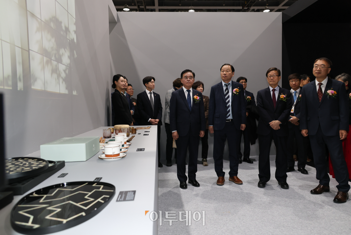 ▲윤진식 코엑스 이사회 의장, 김상한 서울특별시 행정1부시장, 진교훈 강서구청장 등 내빈들이 8일 개관한 서울 강서구 코엑스 마곡 컨벤션센터에서 열린 서울리빙디자인페어 in 마곡에서 전시를 살펴보고 있다. 서울 서부권 최초의 전시컨벤션센터인 코엑스 마곡은 7452㎡ 규모의 전시장과 최대 2200명을 수용할 수 있는 2362㎡ 규모의 르웨스트홀 등 지하 2층부터 5층까지 전시장과 회의실이 층별로 배치된 수직형 구조로 건립됐다. 조현호 기자 hyunho@
