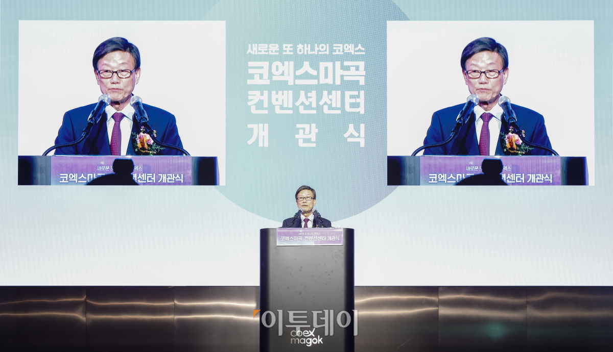 ▲윤진식 코엑스 이사회 의장이 28일 서울 강서구 코엑스 마곡 컨벤션센터에서 열린 개관식에서 개회사를 하고 있다. 서울 서부권 최초의 전시컨벤션센터인 코엑스 마곡은 7452㎡ 규모의 전시장과 최대 2200명을 수용할 수 있는 2362㎡ 규모의 르웨스트홀 등 지하 2층부터 5층까지 전시장과 회의실이 층별로 배치된 수직형 구조로 건립됐다. 조현호 기자 hyunho@
