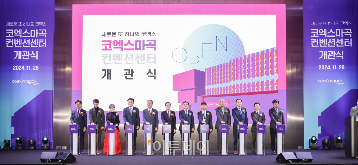 ▲윤진식(왼쪽 여섯 번째) 코엑스 이사회 의장 등 참석자들이 28일 서울 강서구 코엑스 마곡 컨벤션센터에서 열린 개관식에서 참석자들과 기념촬영을 하고 있다. 서울 서부권 최초의 전시컨벤션센터인 코엑스 마곡은 7452㎡ 규모의 전시장과 최대 2200명을 수용할 수 있는 2362㎡ 규모의 르웨스트홀 등 지하 2층부터 5층까지 전시장과 회의실이 층별로 배치된 수직형 구조로 건립됐다. 조현호 기자 hyunho@