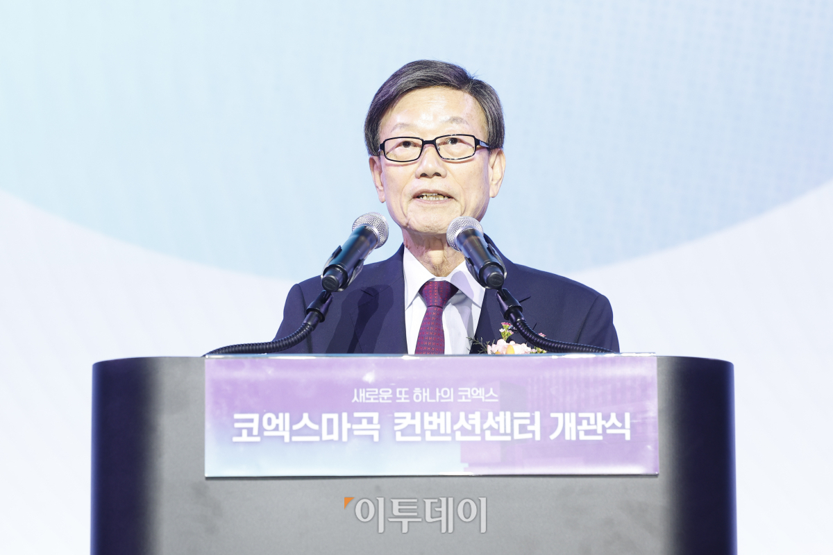 ▲윤진식 코엑스 이사회 의장이 28일 서울 강서구 코엑스 마곡 컨벤션센터에서 열린 개관식에서 개회사를 하고 있다. 서울 서부권 최초의 전시컨벤션센터인 코엑스 마곡은 7452㎡ 규모의 전시장과 최대 2200명을 수용할 수 있는 2362㎡ 규모의 르웨스트홀 등 지하 2층부터 5층까지 전시장과 회의실이 층별로 배치된 수직형 구조로 건립됐다. 조현호 기자 hyunho@
