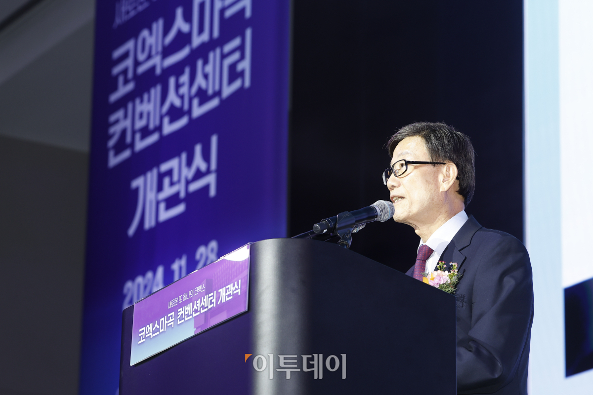 ▲윤진식 코엑스 이사회 의장이 28일 서울 강서구 코엑스 마곡 컨벤션센터에서 열린 개관식에서 개회사를 하고 있다. 서울 서부권 최초의 전시컨벤션센터인 코엑스 마곡은 7452㎡ 규모의 전시장과 최대 2200명을 수용할 수 있는 2362㎡ 규모의 르웨스트홀 등 지하 2층부터 5층까지 전시장과 회의실이 층별로 배치된 수직형 구조로 건립됐다. 조현호 기자 hyunho@
