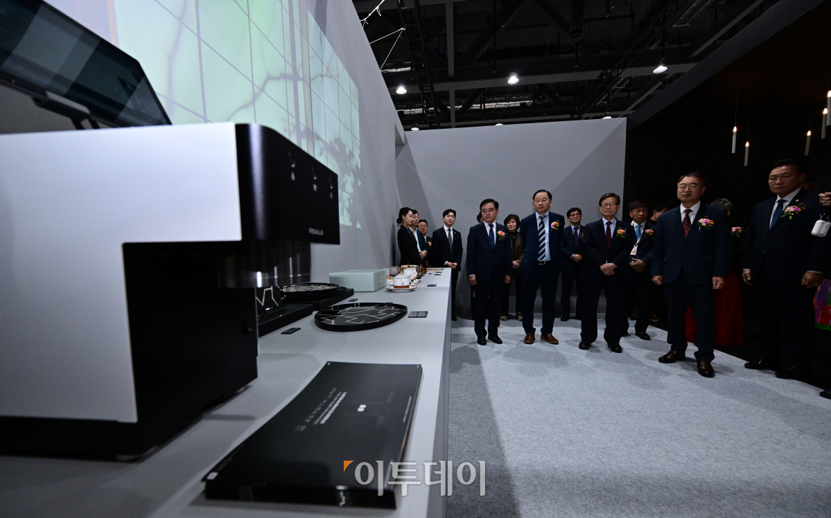 ▲윤진식 코엑스 이사회 의장, 김상한 서울특별시 행정1부시장, 진교훈 강서구청장 등 내빈들이 8일 개관한 서울 강서구 코엑스 마곡 컨벤션센터에서 열린 서울리빙디자인페어 in 마곡에서 전시를 살펴보고 있다. 서울 서부권 최초의 전시컨벤션센터인 코엑스 마곡은 7452㎡ 규모의 전시장과 최대 2200명을 수용할 수 있는 2362㎡ 규모의 르웨스트홀 등 지하 2층부터 5층까지 전시장과 회의실이 층별로 배치된 수직형 구조로 건립됐다. 조현호 기자 hyunho@
