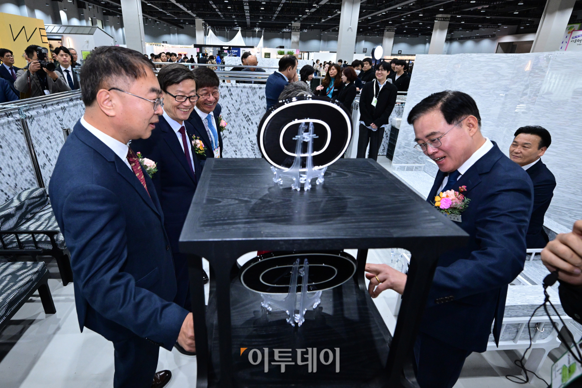 ▲윤진식 코엑스 이사회 의장, 김상한 서울특별시 행정1부시장, 진교훈 강서구청장 등 내빈들이 8일 개관한 서울 강서구 코엑스 마곡 컨벤션센터에서 열린 서울리빙디자인페어 in 마곡에서 전시를 살펴보고 있다. 서울 서부권 최초의 전시컨벤션센터인 코엑스 마곡은 7452㎡ 규모의 전시장과 최대 2200명을 수용할 수 있는 2362㎡ 규모의 르웨스트홀 등 지하 2층부터 5층까지 전시장과 회의실이 층별로 배치된 수직형 구조로 건립됐다. 조현호 기자 hyunho@
