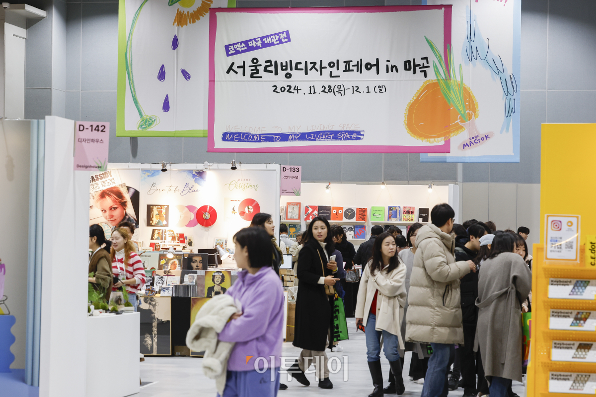 ▲28일 개관한 서울 강서구 코엑스 마곡 컨벤션센터에서 열린 서울리빙디자인페어 in 마곡에서 관람객들이 전시를 살펴보고 있다. 서울 서부권 최초의 전시컨벤션센터인 코엑스마곡은 7452㎡ 규모의 전시장과 최대 2200명을 수용할 수 있는 2362㎡ 규모의 르웨스트홀 등 지하 2층부터 5층까지 전시장과 회의실이 층별로 배치된 수직형 구조로 건립됐다. 조현호 기자 hyunho@