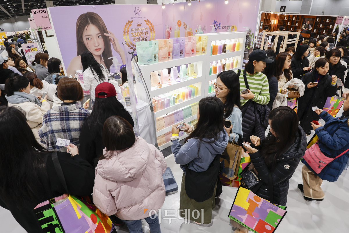 ▲28일 개관한 서울 강서구 코엑스 마곡 컨벤션센터에서 열린 서울리빙디자인페어 in 마곡에서 관람객들이 전시를 살펴보고 있다. 서울 서부권 최초의 전시컨벤션센터인 코엑스마곡은 7452㎡ 규모의 전시장과 최대 2200명을 수용할 수 있는 2362㎡ 규모의 르웨스트홀 등 지하 2층부터 5층까지 전시장과 회의실이 층별로 배치된 수직형 구조로 건립됐다. 조현호 기자 hyunho@