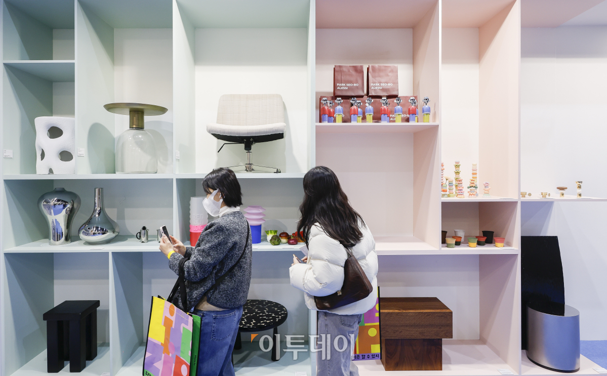 ▲28일 개관한 서울 강서구 코엑스 마곡 컨벤션센터에서 열린 서울리빙디자인페어 in 마곡에서 관람객들이 전시를 살펴보고 있다. 서울 서부권 최초의 전시컨벤션센터인 코엑스마곡은 7452㎡ 규모의 전시장과 최대 2200명을 수용할 수 있는 2362㎡ 규모의 르웨스트홀 등 지하 2층부터 5층까지 전시장과 회의실이 층별로 배치된 수직형 구조로 건립됐다. 조현호 기자 hyunho@