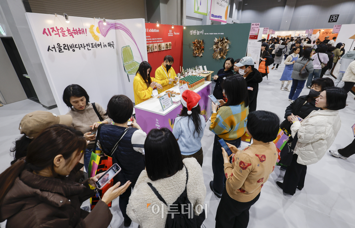 ▲28일 개관한 서울 강서구 코엑스 마곡 컨벤션센터에서 열린 서울리빙디자인페어 in 마곡에서 관람객들이 전시를 살펴보고 있다. 서울 서부권 최초의 전시컨벤션센터인 코엑스마곡은 7452㎡ 규모의 전시장과 최대 2200명을 수용할 수 있는 2362㎡ 규모의 르웨스트홀 등 지하 2층부터 5층까지 전시장과 회의실이 층별로 배치된 수직형 구조로 건립됐다. 조현호 기자 hyunho@