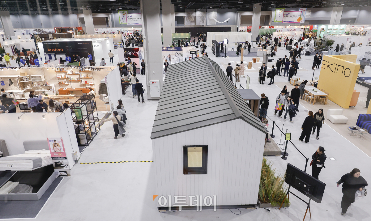 ▲28일 개관한 서울 강서구 코엑스 마곡 컨벤션센터에서 열린 서울리빙디자인페어 in 마곡에서 관람객들이 전시를 살펴보고 있다. 서울 서부권 최초의 전시컨벤션센터인 코엑스마곡은 7452㎡ 규모의 전시장과 최대 2200명을 수용할 수 있는 2362㎡ 규모의 르웨스트홀 등 지하 2층부터 5층까지 전시장과 회의실이 층별로 배치된 수직형 구조로 건립됐다. 조현호 기자 hyunho@