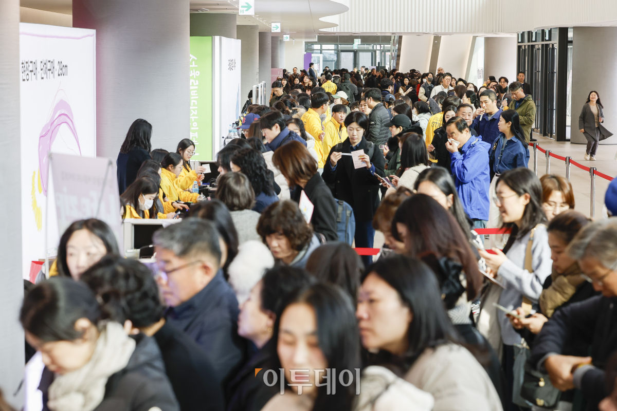 ▲28일 개관한 서울 강서구 코엑스 마곡 컨벤션센터에서 열린 서울리빙디자인페어 in 마곡에서 관람객들이 전시장에 입장하기 위해 대기하고 있다. 서울 서부권 최초의 전시컨벤션센터인 코엑스마곡은 7452㎡ 규모의 전시장과 최대 2200명을 수용할 수 있는 2362㎡ 규모의 르웨스트홀 등 지하 2층부터 5층까지 전시장과 회의실이 층별로 배치된 수직형 구조로 건립됐다. 조현호 기자 hyunho@