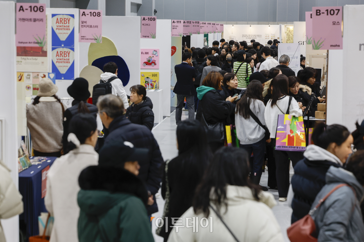 ▲28일 개관한 서울 강서구 코엑스 마곡 컨벤션센터에서 열린 서울리빙디자인페어 in 마곡에서 관람객들이 전시를 살펴보고 있다. 서울 서부권 최초의 전시컨벤션센터인 코엑스마곡은 7452㎡ 규모의 전시장과 최대 2200명을 수용할 수 있는 2362㎡ 규모의 르웨스트홀 등 지하 2층부터 5층까지 전시장과 회의실이 층별로 배치된 수직형 구조로 건립됐다. 조현호 기자 hyunho@