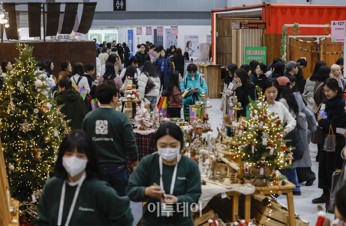 ▲28일 개관한 서울 강서구 코엑스 마곡 컨벤션센터에서 열린 서울리빙디자인페어 in 마곡에서 관람객들이 전시를 살펴보고 있다. 서울 서부권 최초의 전시컨벤션센터인 코엑스마곡은 7452㎡ 규모의 전시장과 최대 2200명을 수용할 수 있는 2362㎡ 규모의 르웨스트홀 등 지하 2층부터 5층까지 전시장과 회의실이 층별로 배치된 수직형 구조로 건립됐다. 조현호 기자 hyunho@