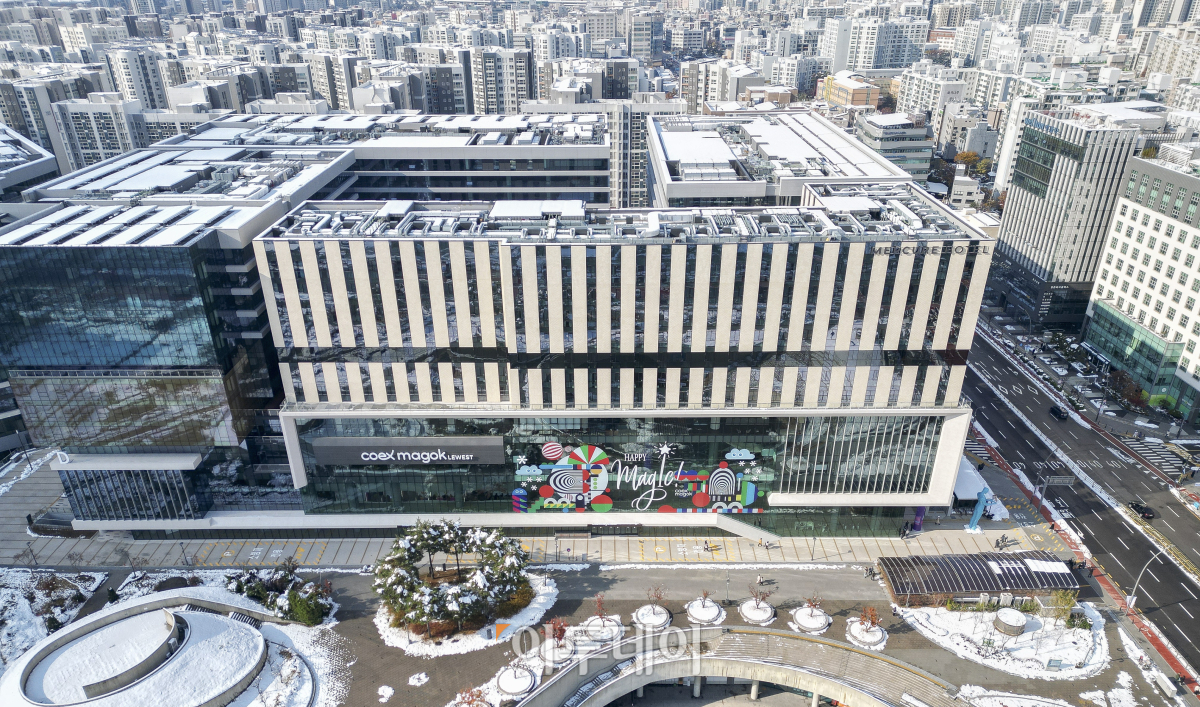 ▲28일 개관한 서울 강서구 코엑스 마곡 컨벤션센터 모습. 서울 서부권 최초의 전시컨벤션센터인 코엑스마곡은 7452㎡ 규모의 전시장과 최대 2200명을 수용할 수 있는 2362㎡ 규모의 르웨스트홀 등 지하 2층부터 5층까지 전시장과 회의실이 층별로 배치된 수직형 구조로 건립됐다. 조현호 기자 hyunho@