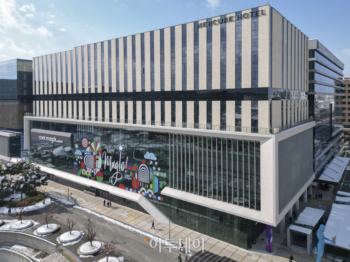 ▲28일 개관한 서울 강서구 코엑스 마곡 컨벤션센터 모습. 서울 서부권 최초의 전시컨벤션센터인 코엑스마곡은 7452㎡ 규모의 전시장과 최대 2200명을 수용할 수 있는 2362㎡ 규모의 르웨스트홀 등 지하 2층부터 5층까지 전시장과 회의실이 층별로 배치된 수직형 구조로 건립됐다. 조현호 기자 hyunho@