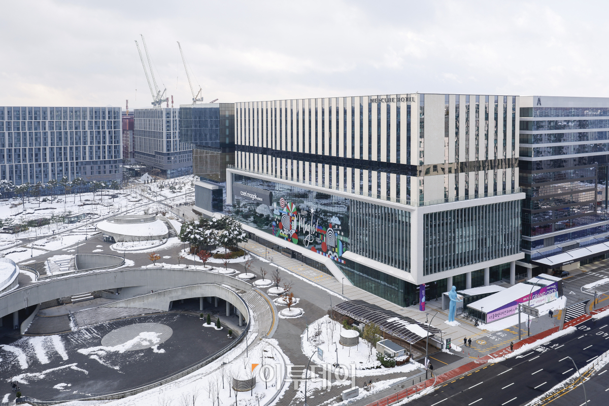 ▲28일 개관한 서울 강서구 코엑스 마곡 컨벤션센터 모습. 서울 서부권 최초의 전시컨벤션센터인 코엑스마곡은 7452㎡ 규모의 전시장과 최대 2200명을 수용할 수 있는 2362㎡ 규모의 르웨스트홀 등 지하 2층부터 5층까지 전시장과 회의실이 층별로 배치된 수직형 구조로 건립됐다. 조현호 기자 hyunho@