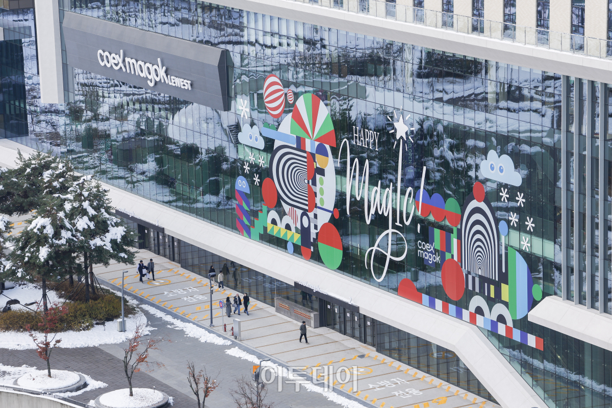 ▲28일 개관한 서울 강서구 코엑스 마곡 컨벤션센터 모습. 서울 서부권 최초의 전시컨벤션센터인 코엑스마곡은 7452㎡ 규모의 전시장과 최대 2200명을 수용할 수 있는 2362㎡ 규모의 르웨스트홀 등 지하 2층부터 5층까지 전시장과 회의실이 층별로 배치된 수직형 구조로 건립됐다. 조현호 기자 hyunho@