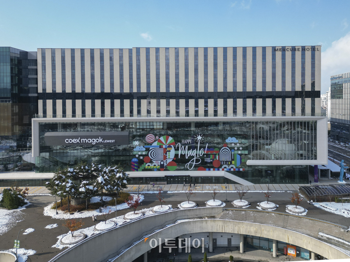 ▲28일 개관한 서울 강서구 코엑스 마곡 컨벤션센터 모습. 서울 서부권 최초의 전시컨벤션센터인 코엑스마곡은 7452㎡ 규모의 전시장과 최대 2200명을 수용할 수 있는 2362㎡ 규모의 르웨스트홀 등 지하 2층부터 5층까지 전시장과 회의실이 층별로 배치된 수직형 구조로 건립됐다. 조현호 기자 hyunho@