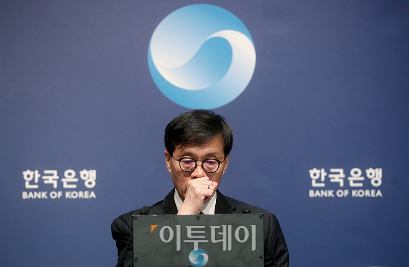 ▲이창용 한국은행 총재가 28일 서울 중구 한국은행에서 열린 통화정책방향 기자간담회에서 기침을 하고 있다. 사진공동취재단