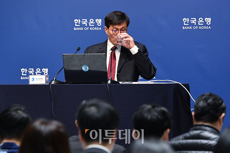 ▲이창용 한국은행 총재가 28일 서울 중구 한국은행에서 열린 통화정책방향 기자간담회에서 물을 마시고 있다. 사진공동취재단