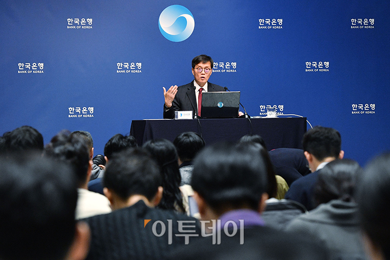 ▲이창용 한국은행 총재가 28일 서울 중구 한국은행에서 열린 통화정책방향 기자간담회에서 발언하고 있다. 사진공동취재단