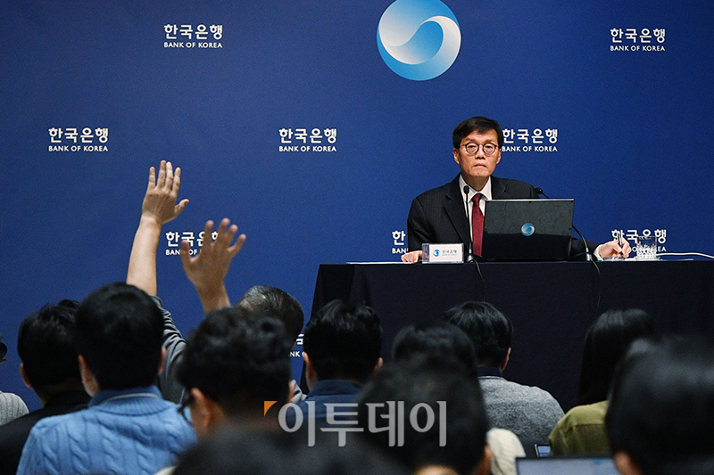 ▲이창용 한국은행 총재가 28일 서울 중구 한국은행에서 열린 통화정책방향 기자간담회에서 질문을 받고 있다. 사진공동취재단