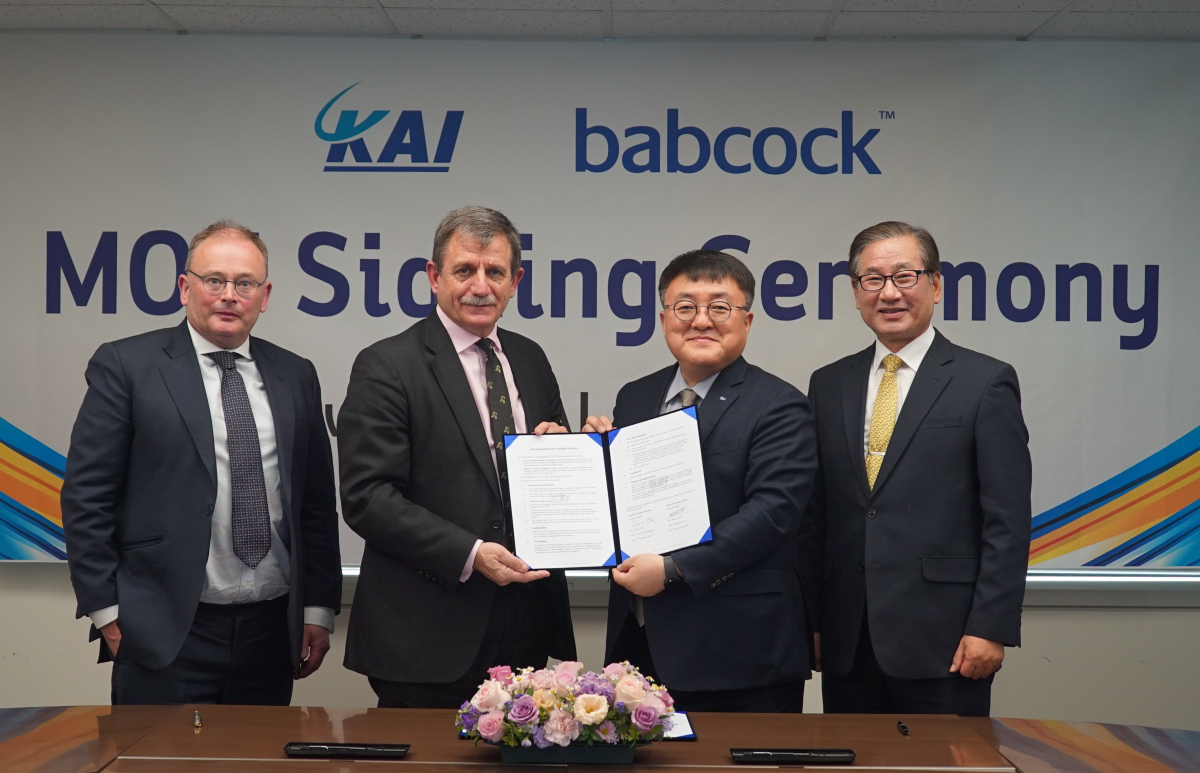 ▲(오른쪽부터) 강구영 한국항공우주산업 사장, 조우래 부문장, 마크 골드삭 Babcock 총괄, 데이비드 락우드 최고경영자가 기념사진을 촬영하고 있다. (사진제공=한국항공우주산업)