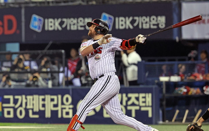 ▲지난달 11일 서울 송파구 잠실야구장에서 열린 2024 KBO 포스트시즌 준플레이오프 5차전 kt 위즈와 LG 트윈스의 경기에서 3회말 1사 1,3루 LG 오스틴이 희생플라이를 치고 있다. (뉴시스)