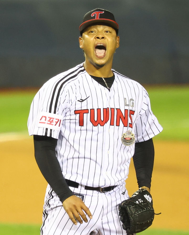 ▲지난달 17일 서울 송파구 잠실야구장에서 열린 2024 KBO 포스트시즌 플레이오프 3차전 삼성 라이온즈와 LG 트윈스의 경기, 9회 초 2사 주자 없는 상황 LG 에르난데스가 삼성 김영웅을 삼진아웃 시키며 1-0 승리를 확정짓고 포효하고 있다. (뉴시스)