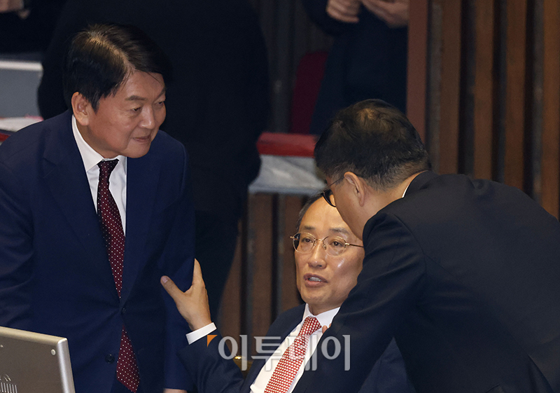 ▲추경호(가운데) 국민의힘 원내대표가 28일 서울 여의도 국회에서 열린 본회의에서 안철수(왼쪽) 의원과 대화하고 있다. 고이란 기자 photoeran@